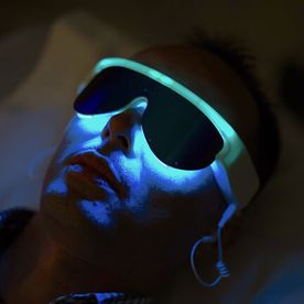 homme avec lunettes lumineuses